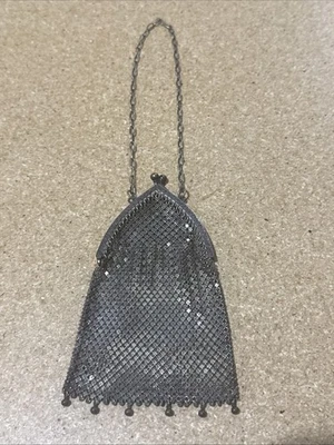 Antiguo monedero eduardiano de malla metálica con marco y flecos de bola c.1910s Foto 1 de 4