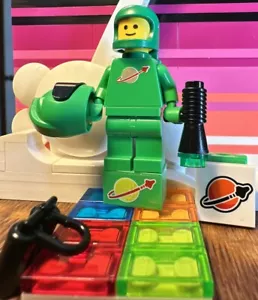 LEGO Bright Green Spaceman W/ Dark Green Helmet / Air Tank & Extras - Picture 1 of 3
