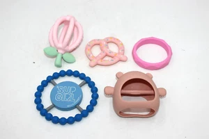 Lotto 5 giocattoli regalo Bella Tunno Teether Pretzel Sup ragazza orso mano mit mela rosa - Foto 1 di 4