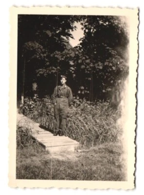 2 Fotografien 2.WK, Fallschirmjäger der Luftwaffe in Uniform mit Knochensack  - Bild 1 von 2