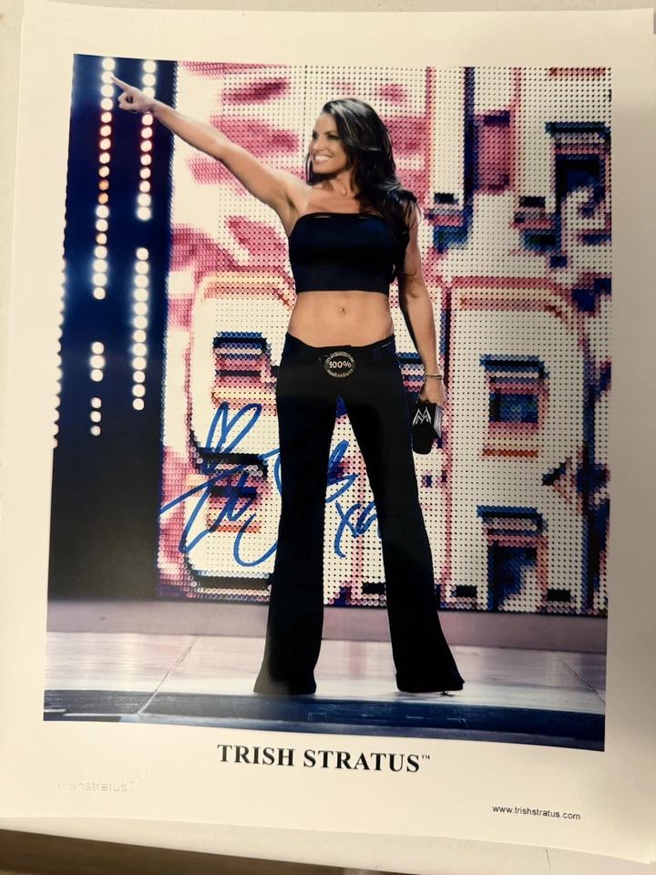 Foto promocional firmada por WWE RP - Trish Stratus 8x10 Foto 1 de 1
