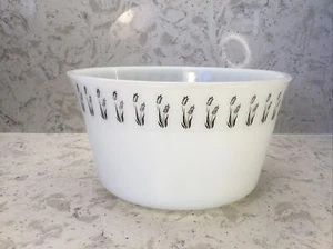 Milchglas Rühr-/Ausgießschüssel weiß mit schwarzem Weizen 9,25" x 5,25" - Bild 1 von 7