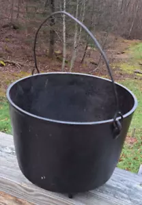 Antique Cast Iron No. 8/44 Cowboy Campfire Gate Mark 3 Legged Kettle Bean Pot - Picture 1 of 11