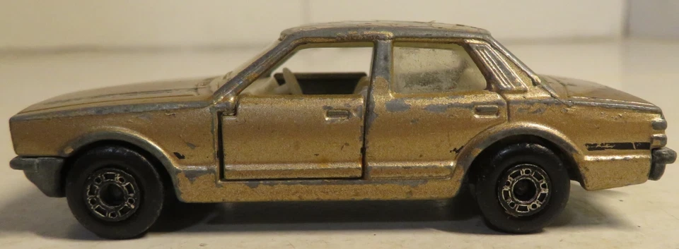 Ford Cortina 1979 Matchbox Lesney Superfast #55 dorado con interior blanco juguete usado Foto 1 de 4