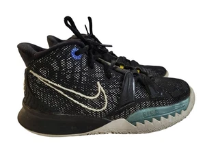 Nike Kyrie 4.5 YOUTH SCARPE NERE, EP VII Irving BK Basketball CT4080-002 - Foto 1 di 8