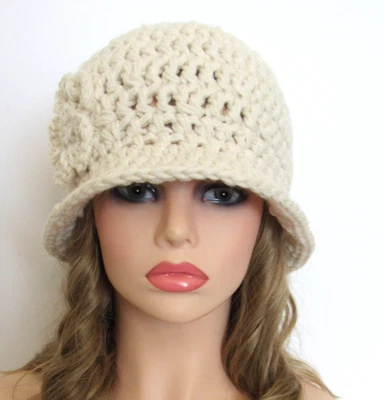 SOMBRERO CUBO CLOCHE GORRA QUIMIO BORDE BLANCO HECHO A MANO CROCHET ACRÍLICO FLOR Foto 1 de 4