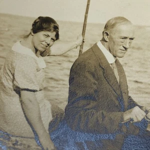Foto antica vintage Ocean Lake River con bella ragazza snapshot vacanza Candid - Foto 1 di 5