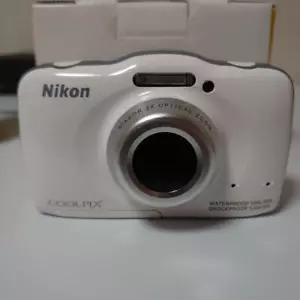 Nikon COOLPIX S32 Digital Camera WHITE Waterproof 10m Shock Resistant 1.5m - Picture 1 of 1