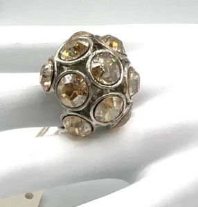 Anillo Clara Kasavina tono plata forma bola con cristales rosas - Imagen 1 de 8