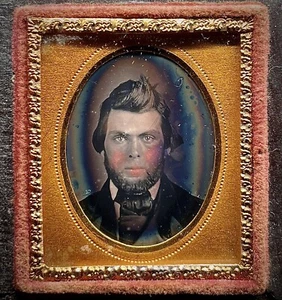 RARE 1/16 PLATE DAGUERREOTYPE - GENT WITH KILLER HAIR - IN A CASE ORIGINAL HINGE - Picture 1 of 4