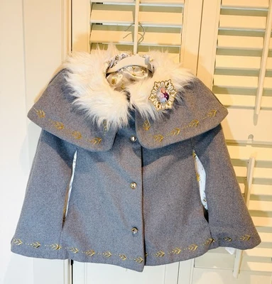 Capa Disney Frozen II Gris Elsa Anna con Cuello de Piel Sintética para Niñas Talla 7/8 Foto 1 de 4