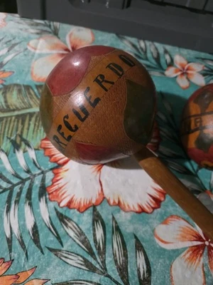 2 Maracas colombianas vintage pintadas a mano y talladas a mano 1945 y 1947 Foto 1 de 4