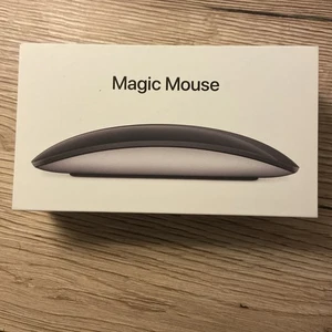 Apple Magic Mouse (Modell A3204) – Neu & OVP – USB-C – Schwarz/Silber - Bild 1 von 3