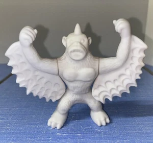 Figura Vinilo Kruzzilla Sofubi Mono Volador Ministerio de Kongz MOK en Blanco - Imagen 1 de 5