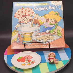 1980 Strawberry Shortcake Lot- Book, Vinyl Figure and Toy Plate - Imagen 1 de 5