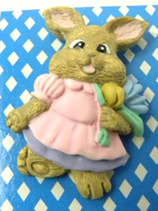Broche prendedor de conejo vintage flores de resina de conejo rosa vestido de resina nuevo - Imagen 1 de 6