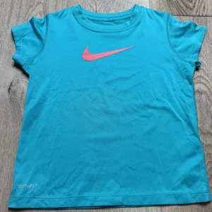 Nike Youth Girls Sz 5T Dri-fit Short Sleeve T- Shirt Blue And Pink Logo - Picture 1 of 3