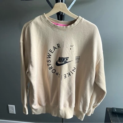 Sudadera deportiva utilitaria de gran tamaño Nike para mujer cuello redondo talla pequeña Foto 1 de 4