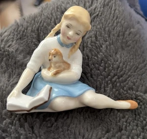 Royal Doulton HN2238 ' My Pet ' Vintage Figurine signed MJ. Superb Figure. - Picture 1 of 3