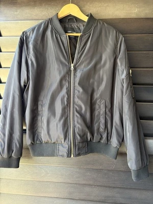 Chaqueta bomber grande para mujer New Look negra dorada con cremallera  Foto 1 de 4