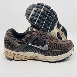 Nike Air Zoom Vomero 5 sneakers donna taglia 10 scarpe marrone barocco FN6742-201 - Foto 1 di 9