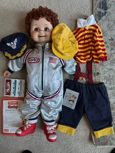 Playmates Corky Talking Doll 1986 reproductor de casete + 4 cintas, 2 trajes *LEER* - Imagen 1 de 10