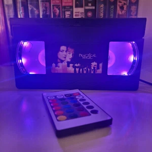 Praktische magische LED VHS Videokassette Lampe Geburtstag Weihnachtsgeschenk Retro Horror Licht - Bild 1 von 4