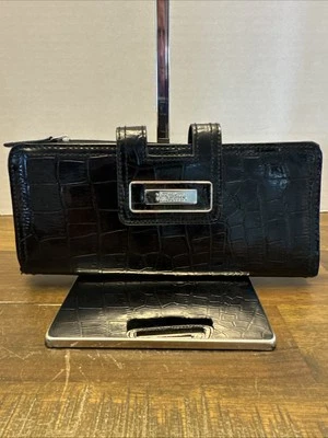 Muñequera billetera Kenneth Cole negra charol cocodrilo  Foto 1 de 4