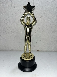 Trofeo vintage 1993 in metallo color oro uomo che tiene stella 12" alto 2,5 libbre - Foto 1 di 6