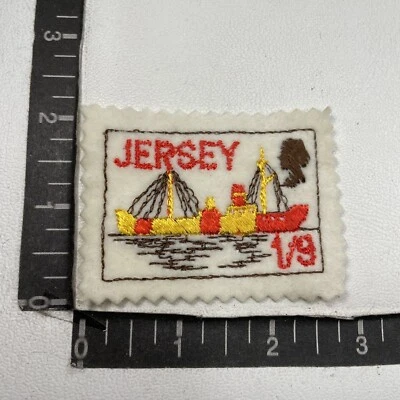Vtg 1/9 JERSEY Postage Stamp Theme Felt Ship Patch (w BROWN Queen Elizabeth)88NI Foto 1 de 2