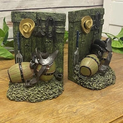 Sujetalibros Sombrero de Vaquero Occidental Caballo Silla Cuerda Pistola Funda Barril Granero Puerta Resina Foto 1 de 4