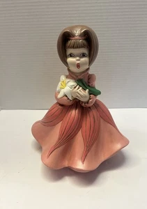 Vintage Atlantic Holland Form 10,5" singendes Chor Mädchen Caroler korallenrosa Kleid - Bild 1 von 15