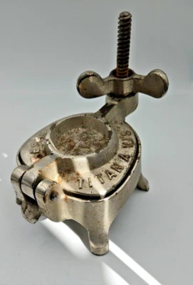 ANCIEN  PRESSE VIANDE TITAN A VIS EN FONTE FONCTIONNE - Photo 1/4