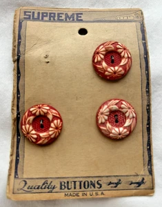 3 Vintage Buffed Celluloid Flower Buttons 22mm on Original Card - Picture 1 of 6