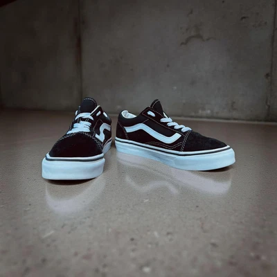 EUC Vans Old Skool Shoes Low Top Youth Black & White Skate Sneakers Size 2 Kids - Image 1 of 4