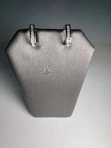 Aretes tipo argolla Huggie de diamantes redondos naturales de oro blanco de 14K - Imagen 1 de 5