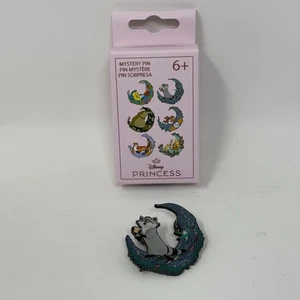 Prendedor Loungefly Disney Sidekick Moon Blind Esmalte - Meeko - Pocahontas NUEVO - Imagen 1 de 4