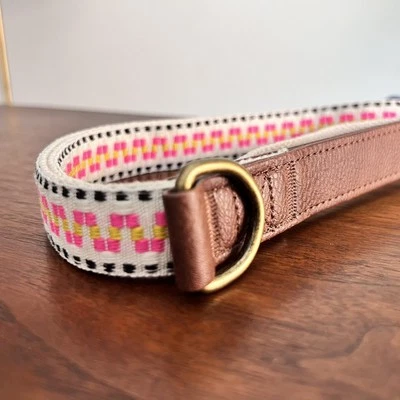 NUEVO CON ETIQUETAS Top Paw 4’ Corto Imitación Cuero Rosa Amarillo Azteca Boho Chica Cachorro Perro Correa Foto 1 de 3