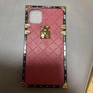 Red Quilted iPhone 11 Case Metal Decor Red Protective Cover Accessory - Photo 1 sur 3