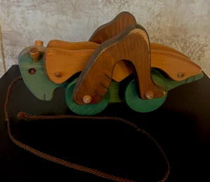 Greeley Grasshopper Cricket handgefertigt LERCHE SPIELZEUG Zugspielzeug Pegged Kellogg USA - Bild 1 von 6