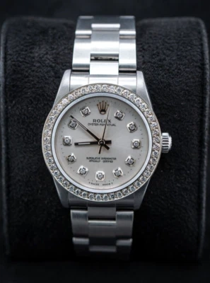 Rolex Oyster Perpetual de segunda mano - Ref. 77080 - Esfera y bisel de diamantes plateados personalizados Foto 1 de 4