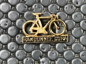 pin's pin BADGE VELO BICI BIKE CORA - Imagen 1 de 1