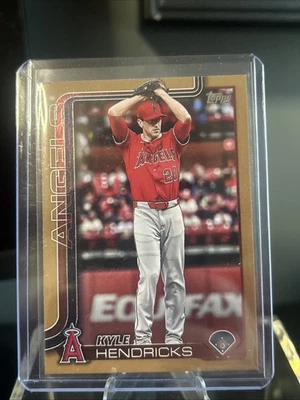 2025 Topps Update Series Kyle Hendricks #US136 Gold - Image 1 of 4