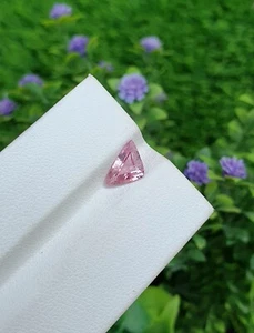 Triángulo de piedra de espinela rosa forma de Tayikistán natural sin tratar facetado suelto - Imagen 1 de 4
