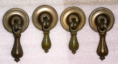 De colección Q. A. Estilo Lágrima Tiradores Horton Latón C1990 Cantidad (4) - 2 1/4" y 2 1/2" Foto 1 de 4