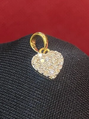 Colgante pequeño corazón pavé de diamantes talla brillante redondo de 0,48 quilates en oro 585 de 14 quilates Foto 1 de 4