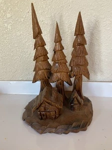 HANDGESCHNITZTE REDWOOD BÄUME HÜTTE & AUSSENGEBÄUDE 10” X 6 1/2” X 6” - Bild 1 von 7