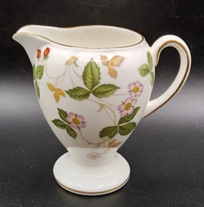 Jarra de leche crema con patas de fresa silvestre Wedgwood Bone China - Imagen 1 de 6