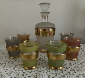 Set n.6 bicchieri + bottiglia con tappo Vetro decorato opalino e oro anni '50 - Foto 1 di 7