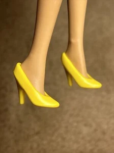 Barbie Puppe Vintage Made Hong Kong gelbe Pumps klassische High Heel Schuhe - Bild 1 von 7